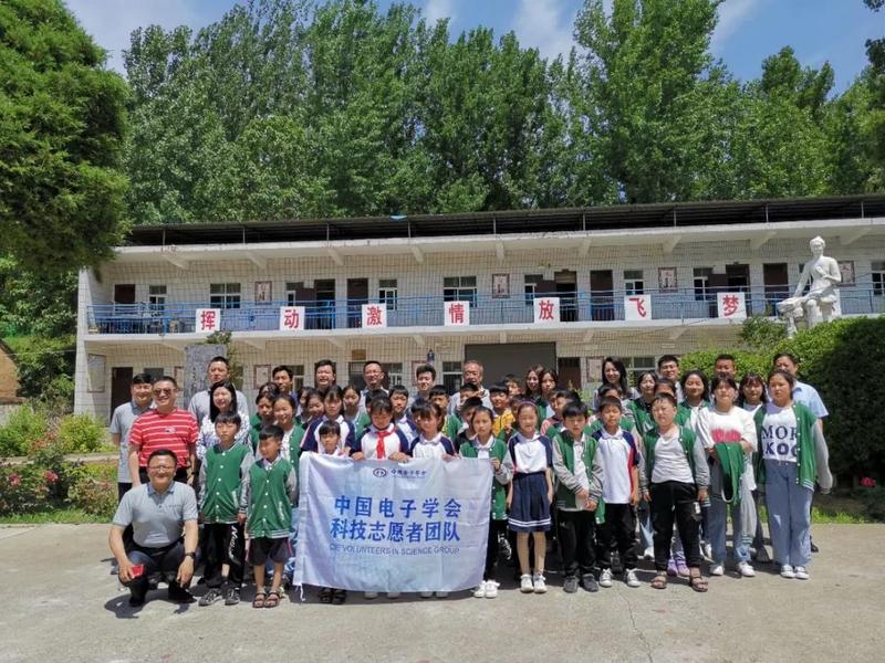 洛宁县长水镇王伙林业希望小学的同学们在课后与学会志愿者们合影.jpg