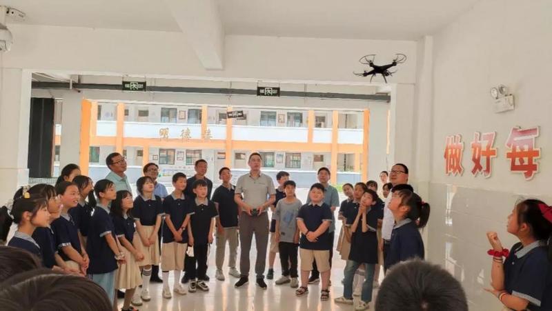在洛寧縣馬店民盟燭光小學的無人機飛行體驗.jpg